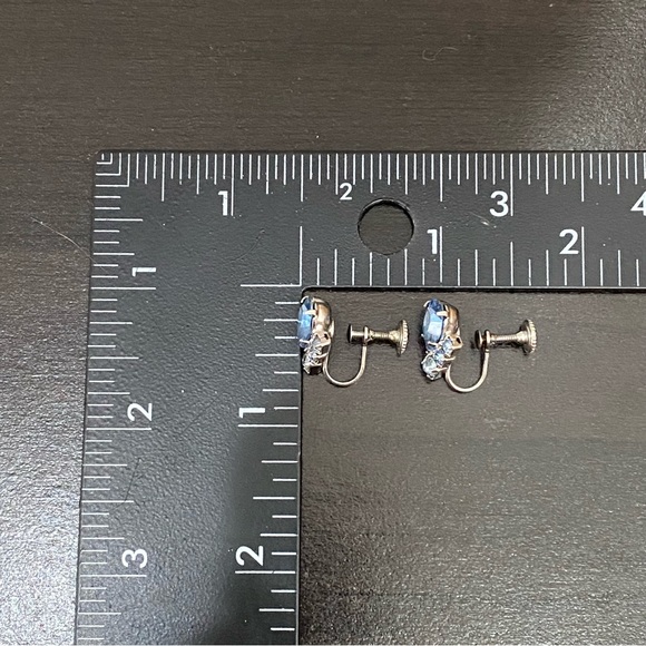 Vintage Unsigned Blue Topaz Heart-shaped Rhinestones Screw Back Earrings - Picture 9 of 10